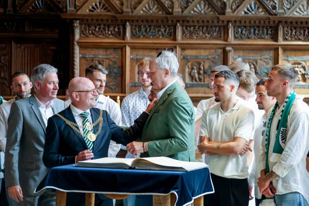 DEU, Germany, North Rhine-Westphalia, Münster, 19 05 2024 City Hall Reception of SC Preußen Münster Markus Lewe CDU , Lord Mayor of the City of Münster receives the team in the Historic City Hall Welcome in the Friedenssaal and entry in the Golden Book SC Preußen Münster celebrates promotion to the 2nd Bundesliga