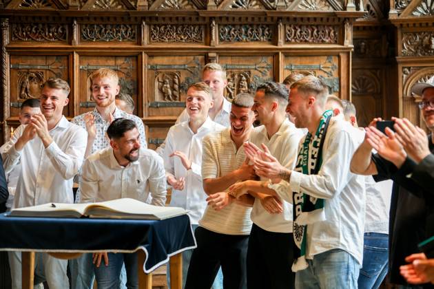 DEU, Germany, North Rhine-Westphalia, Münster, 19 05 2024 City Hall Reception of SC Preußen Münster Markus Lewe CDU , Lord Mayor of the City of Münster receives the team in the Historic City Hall Welcome in the Friedenssaal and entry in the Golden Book SC Preußen Münster celebrates promotion to the 2nd Bundesliga