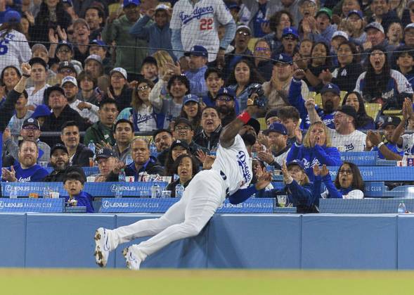 May 22, 2024, Los Angeles, California, USA: Jason Heyward, 23 of the Los Angeles Dodgers went into the fencing to get this foul by Christian Walker of the Arizona Diamondbacks during the fourth inning of their MLB, Baseball Herren, USA regular season game on Wednesday, May 22, 2024 at Dodger Stadium in Los Angeles, California. Dodgers lose to Diamondbacks, 0-6. JAVIER ROJAS PI Los Angeles USA - ZUMAp124 20240522_zaa_p124_052 Copyright: xJavierxRojasx