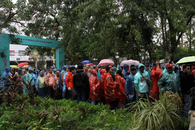 December 2, 2023, Surakarta, Central Java, Indonesia: Spectators were seen queuing to watch the FIFA U-17 World Cup Final match between Germany and France at Manahan Stadium. Surakarta Indonesia - ZUMAb228 20231202_zip_b228_047 Copyright: xAnggaxBudhiyantox December 2, 2023, Surakarta, Central Java, Indonesia: Spectators were seen queuing to watch the FIFA U-17 World Cup Fina imago images 0370496017