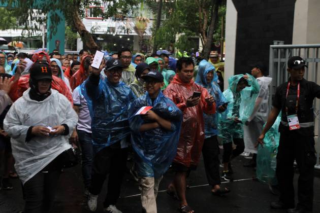 December 2, 2023, Surakarta, Central Java, Indonesia: Spectators were seen queuing to watch the FIFA U-17 World Cup Final match between Germany and France at Manahan Stadium. Surakarta Indonesia - ZUMAb228 20231202_zip_b228_048 Copyright: xAnggaxBudhiyantox December 2, 2023, Surakarta, Central Java, Indonesia: Spectators were seen queuing to watch the FIFA U-17 World Cup Fina imago images 0370496033