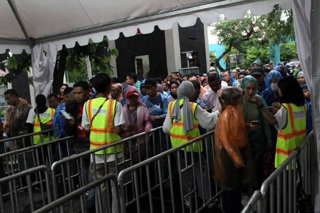 December 2, 2023, Surakarta, Central Java, Indonesia: Spectators were seen queuing to watch the FIFA U-17 World Cup Final match between Germany and France at Manahan Stadium. Surakarta Indonesia - ZUMAb228 20231202_zip_b228_049 Copyright: xAnggaxBudhiyantox December 2, 2023, Surakarta, Central Java, Indonesia: Spectators were seen queuing to watch the FIFA U-17 World Cup Fina imago images 0370496342