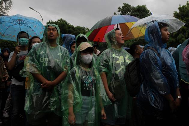 December 2, 2023, Surakarta, Central Java, Indonesia: Spectators were seen queuing to watch the FIFA U-17 World Cup Final match between Germany and France at Manahan Stadium. Surakarta Indonesia - ZUMAb228 20231202_zip_b228_050 Copyright: xAnggaxBudhiyantox December 2, 2023, Surakarta, Central Java, Indonesia: Spectators were seen queuing to watch the FIFA U-17 World Cup Fina imago images 0370496344