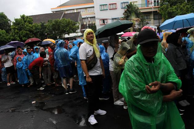 December 2, 2023, Surakarta, Central Java, Indonesia: Spectators were seen queuing to watch the FIFA U-17 World Cup Final match between Germany and France at Manahan Stadium. Surakarta Indonesia - ZUMAb228 20231202_zip_b228_051 Copyright: xAnggaxBudhiyantox December 2, 2023, Surakarta, Central Java, Indonesia: Spectators were seen queuing to watch the FIFA U-17 World Cup Fina imago images 0370496348