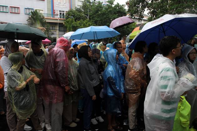 December 2, 2023, Surakarta, Central Java, Indonesia: Spectators were seen queuing to watch the FIFA U-17 World Cup Final match between Germany and France at Manahan Stadium. Surakarta Indonesia - ZUMAb228 20231202_zip_b228_052 Copyright: xAnggaxBudhiyantox December 2, 2023, Surakarta, Central Java, Indonesia: Spectators were seen queuing to watch the FIFA U-17 World Cup Fina imago images 0370496773