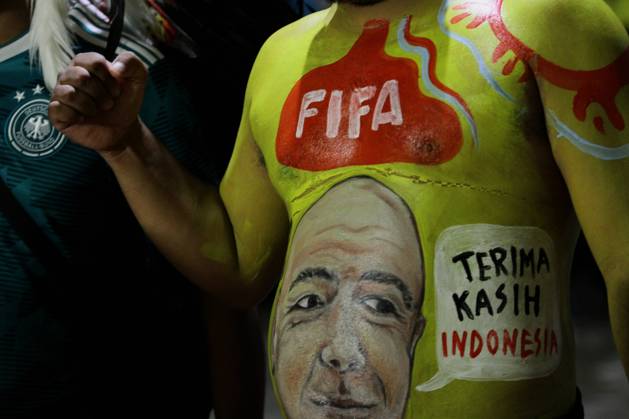 December 2, 2023, Surakarta, Central Java, Indonesia: A spectator was seen painting his body with the face of FIFA President, Gianni Infantino before watching the FIFA U-17 World Cup Final match between Germany and France at Manahan Stadium. Surakarta Indonesia - ZUMAb228 20231202_zip_b228_054 Copyright: xAnggaxBudhiyantox December 2, 2023, Surakarta, Central Java, Indonesia: A spectator was seen painting his body with the face of FIFA Presi imago images 0370496793