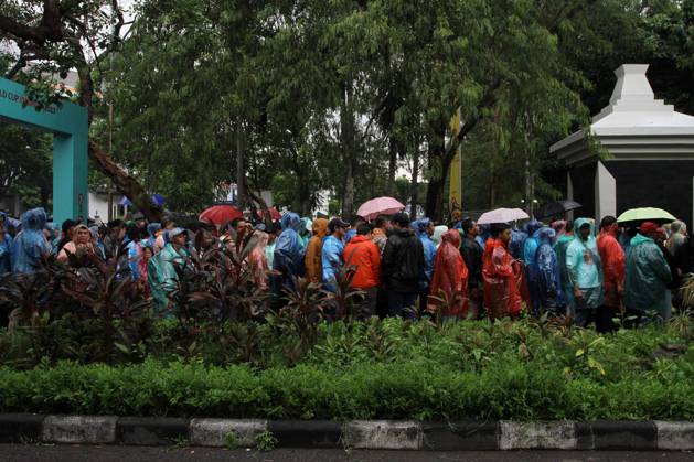 December 2, 2023, Surakarta, Central Java, Indonesia: Spectators were seen queuing to watch the FIFA U-17 World Cup Final match between Germany and France at Manahan Stadium. Surakarta Indonesia - ZUMAb228 20231202_zip_b228_055 Copyright: xAnggaxBudhiyantox December 2, 2023, Surakarta, Central Java, Indonesia: Spectators were seen queuing to watch the FIFA U-17 World Cup Fina imago images 0370496929