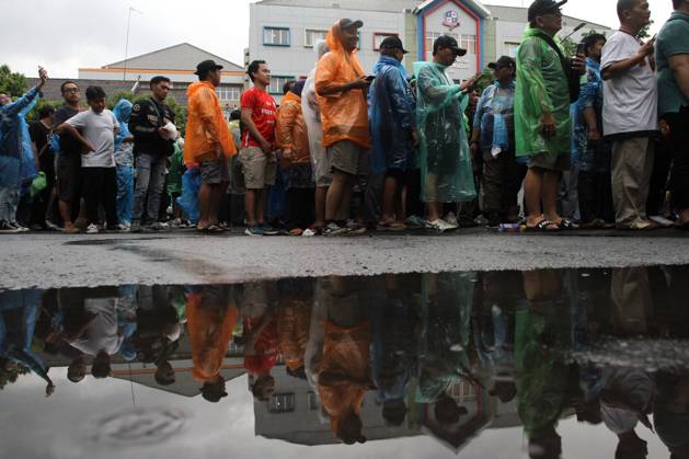 December 2, 2023, Surakarta, Central Java, Indonesia: Spectators were seen queuing to watch the FIFA U-17 World Cup Final match between Germany and France at Manahan Stadium. Surakarta Indonesia - ZUMAb228 20231202_zip_b228_056 Copyright: xAnggaxBudhiyantox December 2, 2023, Surakarta, Central Java, Indonesia: Spectators were seen queuing to watch the FIFA U-17 World Cup Fina imago images 0370496957