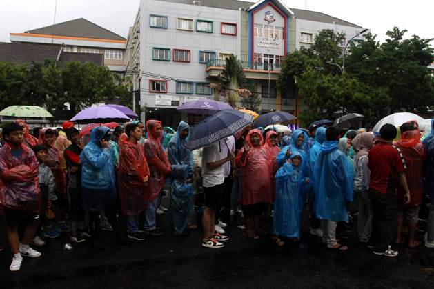 December 2, 2023, Surakarta, Central Java, Indonesia: Spectators were seen queuing to watch the FIFA U-17 World Cup Final match between Germany and France at Manahan Stadium. Surakarta Indonesia - ZUMAb228 20231202_zip_b228_058 Copyright: xAnggaxBudhiyantox December 2, 2023, Surakarta, Central Java, Indonesia: Spectators were seen queuing to watch the FIFA U-17 World Cup Fina imago images 0370497208