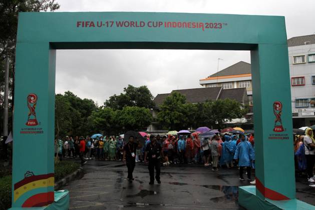 December 2, 2023, Surakarta, Central Java, Indonesia: Spectators were seen queuing to watch the FIFA U-17 World Cup Final match between Germany and France at Manahan Stadium. Surakarta Indonesia - ZUMAb228 20231202_zip_b228_060 Copyright: xAnggaxBudhiyantox December 2, 2023, Surakarta, Central Java, Indonesia: Spectators were seen queuing to watch the FIFA U-17 World Cup Fina imago images 0370497313