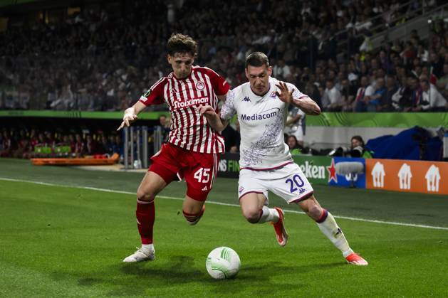 Olympiacos FC v ACF Fiorentina - UEFA Conference League Andrea Belotti of ACF Fiorentina competes for the ball with Panagiotis Retsos of Olympiacos FC during the UEFA Conference League final football match between Olympiacos FC and ACF Fiorentina. Athens Greece Copyright: xNicolòxCampox