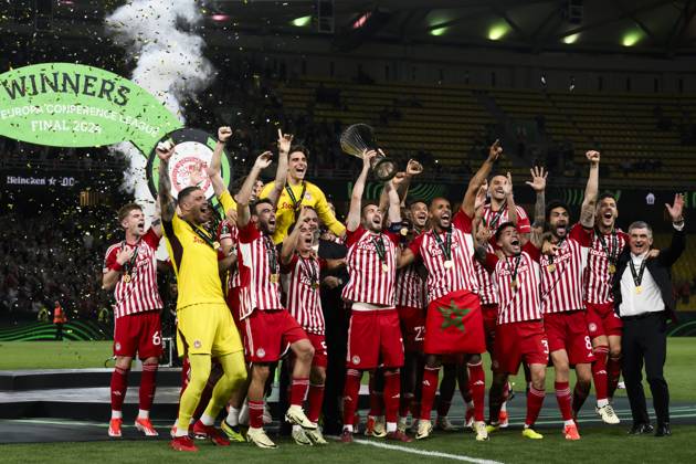 Olympiacos FC v ACF Fiorentina - UEFA Conference League Kostas Fortounis of Olympiaocs FC lifts the trophy as players and Jose Luis Mendilibar, head coach of Olympiacos FC, celebrate during the UEFA Conference League final football match between Olympiacos FC and ACF Fiorentina. Athens Greece Copyright: xNicolòxCampox