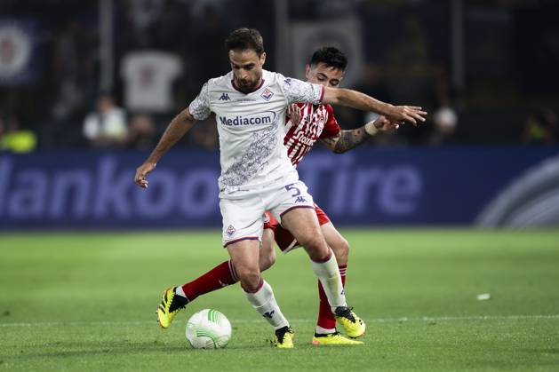 Olympiacos FC v ACF Fiorentina - UEFA Conference League Giacomo Bonaventura of ACF Fiorentina competes for the ball with Francisco Ortega of Olympiacos FC during the UEFA Conference League final football match between Olympiacos FC and ACF Fiorentina. Athens Greece Copyright: xNicolòxCampox