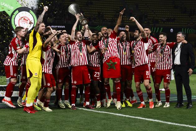 Olympiacos FC v ACF Fiorentina - UEFA Conference League Kostas Fortounis of Olympiaocs FC lifts the trophy as teammates celebrate during the award ceremony following the UEFA Conference League final football match between Olympiacos FC and ACF Fiorentina. Athens Greece Copyright: xNicolòxCampox
