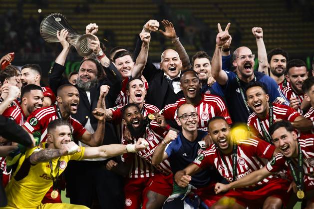 Olympiacos FC v ACF Fiorentina - UEFA Conference League Evangelos Marinakis lifts the trophy as players of Olympiacos FC celebrate during the award ceremony following the UEFA Conference League final football match between Olympiacos FC and ACF Fiorentina. Athens Greece Copyright: xNicolòxCampox