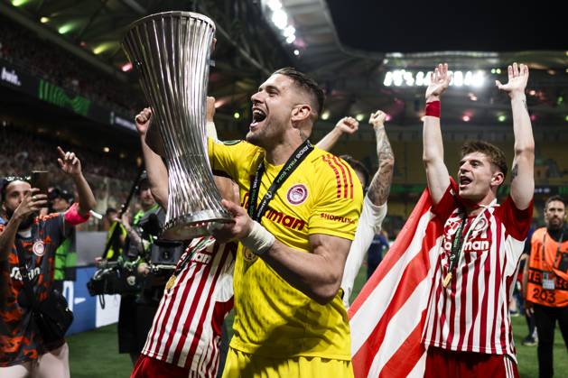 Olympiacos FC v ACF Fiorentina - UEFA Conference League Alexandros Paschalakis of Olympiacos FC celebrates with the trophy during the award ceremony following the UEFA Conference League final football match between Olympiacos FC and ACF Fiorentina. Athens Greece Copyright: xNicolòxCampox