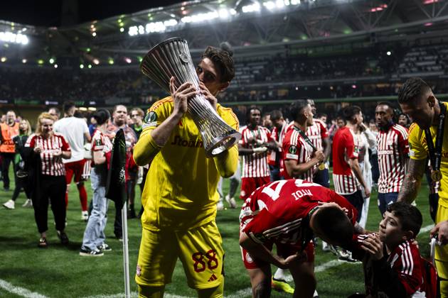 Olympiacos FC v ACF Fiorentina - UEFA Conference League Konstantinos Tzolakis of Olympiacos FC kisses the trophy during the award ceremony following the UEFA Conference League final football match between Olympiacos FC and ACF Fiorentina. Athens Greece Copyright: xNicolòxCampox