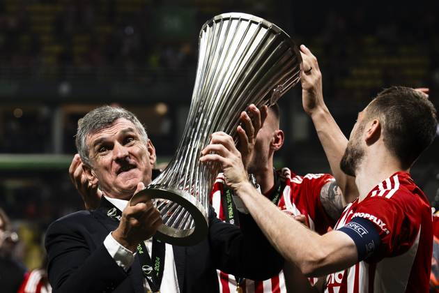 Olympiacos FC v ACF Fiorentina - UEFA Conference League Jose Luis Mendilibar, head coach of Olympiacos FC, holds the trophy during the award ceremony following the UEFA Conference League final football match between Olympiacos FC and ACF Fiorentina. Athens Greece Copyright: xNicolòxCampox