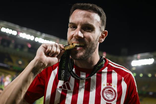 Olympiacos FC v ACF Fiorentina - UEFA Conference League Quini of Olympiacos FC bites his medal during the award ceremony following the UEFA Conference League final football match between Olympiacos FC and ACF Fiorentina. Athens Greece Copyright: xNicolòxCampox