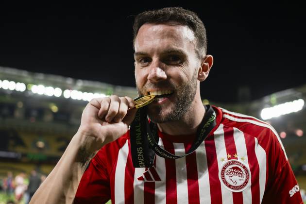 Olympiacos FC v ACF Fiorentina - UEFA Conference League Quini of Olympiacos FC bites his medal during the award ceremony following the UEFA Conference League final football match between Olympiacos FC and ACF Fiorentina. Athens Greece Copyright: xNicolòxCampox