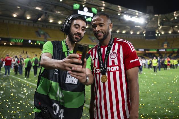 Olympiacos FC v ACF Fiorentina - UEFA Conference League A worfer takes a photo with Ayoub El Kaabi of Olympiacos FC during the award ceremony following the UEFA Conference League final football match between Olympiacos FC and ACF Fiorentina. Athens Greece Copyright: xNicolòxCampox