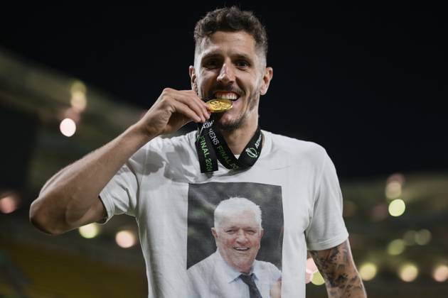Olympiacos FC v ACF Fiorentina - UEFA Conference League Stevan Jovetic of Olympiacos FC bites his medal during the award ceremony following the UEFA Conference League final football match between Olympiacos FC and ACF Fiorentina. Athens Greece Copyright: xNicolòxCampox