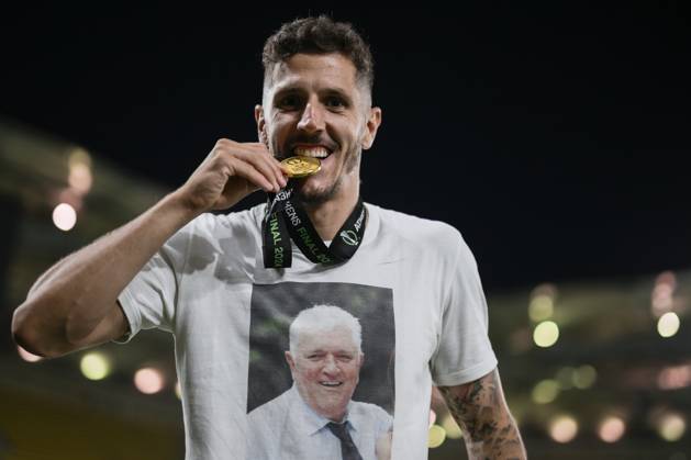 Olympiacos FC v ACF Fiorentina - UEFA Conference League Stevan Jovetic of Olympiacos FC bites his medal during the award ceremony following the UEFA Conference League final football match between Olympiacos FC and ACF Fiorentina. Athens Greece Copyright: xNicolòxCampox
