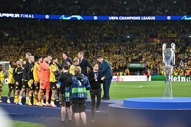 01 06 2024, xfux, Football UEFA Champions League Final 2024, Borussia Dortmund Real Madrid, emspor, v l Coach Edin Terzic Borussia Dortmund runs disappointed, looking disappointed, dissapointed past the cup DFL DFB REGULATIONS PROHIBIT ANY USE OF PHOTOGRAPHS as IMAGE SEQUENCES and or QUASI VIDEO London