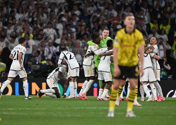 01 06 2024, xfux, Football UEFA Champions League Final 2024, Borussia Dortmund Real Madrid, emspor, v l Eduardo Camavinga Real Madrid and team cheer celebrate at the end of the match DFL DFB REGULATIONS PROHIBIT ANY USE OF PHOTOGRAPHS as IMAGE SEQUENCES and or QUASI VIDEO London
