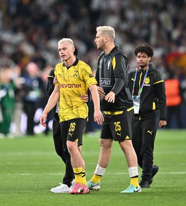 01 06 2024, xfux, Soccer UEFA Champions League Final 2024, Borussia Dortmund Real Madrid, emspor, v l Julian Ryerson Borussia Dortmund , Niklas Suele Borussia Dortmund , enttaeuscht, enttaeuscht looking, dissapointed DFL DFB REGULATIONS PROHIBIT ANY USE OF PHOTOGRAPHS as IMAGE SEQUENCES and or QUASI VIDEO London