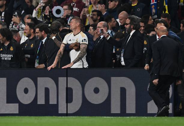 01 06 2024, xfux, Football UEFA Champions League Final 2024, Borussia Dortmund Real Madrid, emspor, v l Toni Kroos Real Madrid and team cheer celebrate at the end of the match DFL DFB REGULATIONS PROHIBIT ANY USE OF PHOTOGRAPHS as IMAGE SEQUENCES and or QUASI VIDEO London