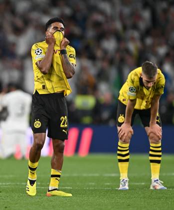 01 06 2024, xfux, Football UEFA Champions League Final 2024, Borussia Dortmund Real Madrid, emspor, v l Ian Maatsen Borussia Dortmund , Nico Schlotterbeck Borussia Dortmund enttaeuscht, enttaeuscht looking, dissapointed DFL DFB REGULATIONS PROHIBIT ANY USE OF PHOTOGRAPHS as IMAGE SEQUENCES and or QUASI VIDEO London