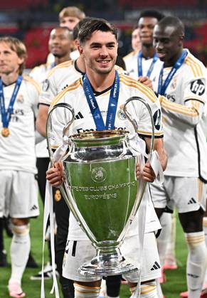 01 06 2024, xfux, Football UEFA Champions League Final 2024, Borussia Dortmund Real Madrid, emspor, v l Brahim Diaz Real Madrid with the cup DFL DFB REGULATIONS PROHIBIT ANY USE OF PHOTOGRAPHS as IMAGE SEQUENCES and or QUASI VIDEO London