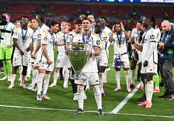 01 06 2024, xfux, Football UEFA Champions League Final 2024, Borussia Dortmund Real Madrid, emspor, v l Brahim Diaz Real Madrid with pokal DFL DFB REGULATIONS PROHIBIT ANY USE OF PHOTOGRAPHS as IMAGE SEQUENCES and or QUASI VIDEO London