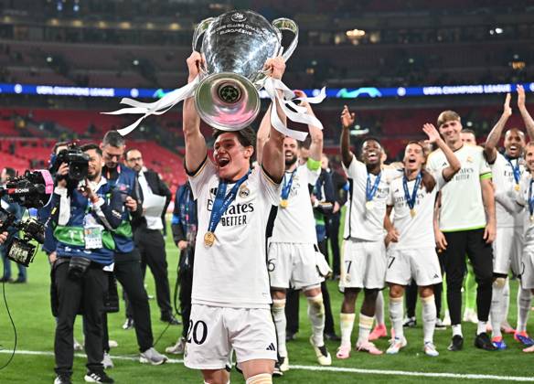 01 06 2024, xfux, Football UEFA Champions League Final 2024, Borussia Dortmund Real Madrid, emspor, v l Fran Garcia Real Madrid with the trophy DFL DFB REGULATIONS PROHIBIT ANY USE OF PHOTOGRAPHS as IMAGE SEQUENCES and or QUASI VIDEO London