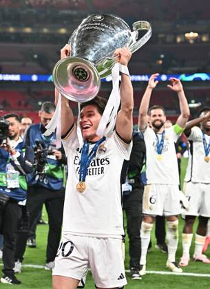 01 06 2024, xfux, Football UEFA Champions League Final 2024, Borussia Dortmund Real Madrid, emspor, v l Fran Garcia Real Madrid with the trophy DFL DFB REGULATIONS PROHIBIT ANY USE OF PHOTOGRAPHS as IMAGE SEQUENCES and or QUASI VIDEO London