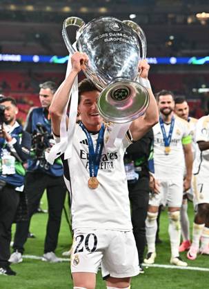 01 06 2024, xfux, Football UEFA Champions League Final 2024, Borussia Dortmund Real Madrid, emspor, v l Fran Garcia Real Madrid with the cup DFL DFB REGULATIONS PROHIBIT ANY USE OF PHOTOGRAPHS as IMAGE SEQUENCES and or QUASI VIDEO London