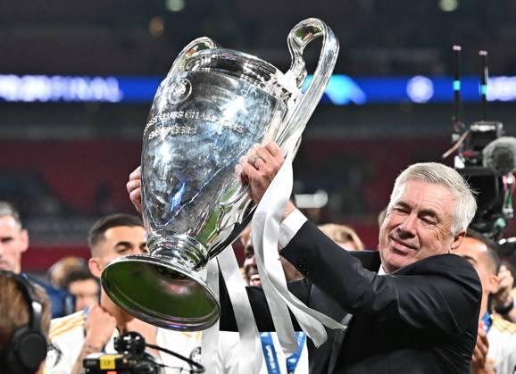 01 06 2024, xfux, Football UEFA Champions League Final 2024, Borussia Dortmund Real Madrid, emspor, v l Coach Carlo Ancelotti Real Madrid with the trophy DFL DFB REGULATIONS PROHIBIT ANY USE OF PHOTOGRAPHS as IMAGE SEQUENCES and or QUASI VIDEO London