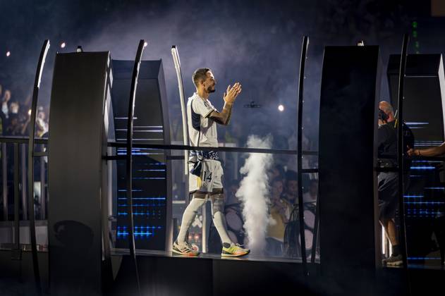 Real Madrid UEFA Champions League Trophy Parade 2024 Jose Luis Sanmartin Mato (Joselu) of Real Madrid seen entering at Santiago Bernabeu Stadium during Real Madrid UEFA Champions League Trophy Parade on June 2, 2024 in Madrid, Spain. Madrid Estadio Santiago Bernabeu Madrid Spain Copyright: xAlbertoxGardinx AGardin_20240602_Football_Champions_Real_Madrid_22