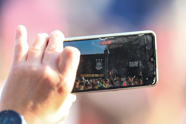 07 06 2024, xtgx, Handball, EHF Champions League, Opening Party v l symbol photo, symbol image spectator, fans, audience cell phone, smartphone Cologne