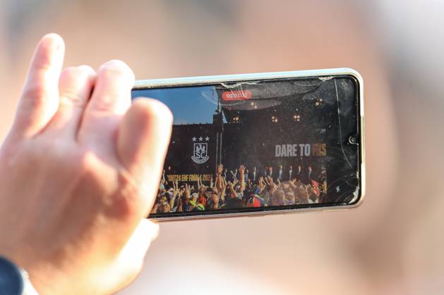 07 06 2024, xtgx, Handball, EHF Champions League, Opening Party v l symbol photo, symbol image spectator, fans, audience cell phone, smartphone Cologne