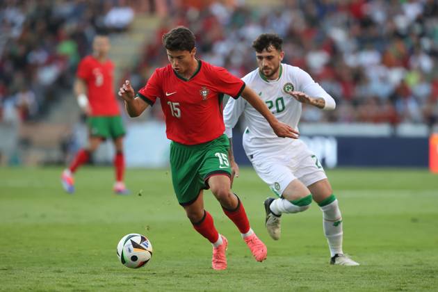 Portugal, Aveiro, 11 06 2024 EURO 2024 Friendly match before the UEFA EURO 2024 in Germany 2024 Portugal Ireland v l , Joao Neves Portugal , Sammie Szmodics Ireland , duel, action, action, battles for the ball Copyright: JoaquimxFerreira