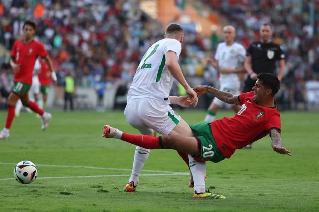 Portugal, Aveiro, 11 06 2024 EURO 2024 Friendly match before the UEFA EURO 2024 in Germany 2024 Portugal Ireland v l , Jake O Brien Ireland , Joao Cancelo Portugal , duel, action, action, battles for the ball Copyright: JoaquimxFerreira