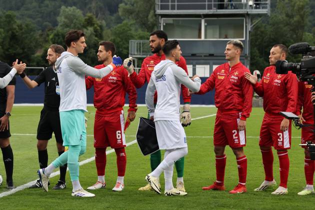 Malta v Greece - International Friendly, Länderspiel, Nationalmannschaft Soccer players from the national soccer teams of Greece and Malta are shaking hands prior to the international soccer friendly match between Malta and Greece at the Untersberg-Arena, in Grodig, Austria, on June 11, 2024. Grödig Salzburg Austria Copyright: xDomenicxAquilinax originalFilename:aquilina-maltavgr240611_npKsh