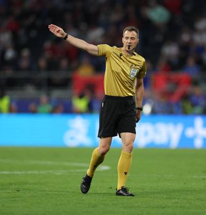 15 06 2024, European Football Championship, UEFA EURO 2024, Italy Albania, Group B, BVB Stadion Dortmund, v l , Referee Felix Zwayer GER gives instructions, gesticulates, gesticulate with arms gives instructions, gesticulate Copyright: HMBxMedia