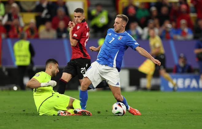 15 06 2024, European Football Championship, UEFA EURO 2024, Italy Albania, Group B, BVB Stadion Dortmund, f l , Goalkeeper Thomas Strakosha Albania , Davide Frattesi Italy Copyright: HMBxMedia