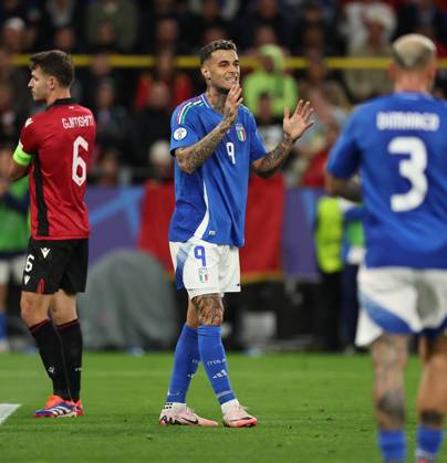 15 06 2024, European Football Championship, UEFA EURO 2024, Italy Albania, Group B, BVB Stadion Dortmund, v l , Gianluca Scamacca Italy gives instructions, gesticulates, gesticulate with arms gives instructions, gesticulate Copyright: HMBxMedia