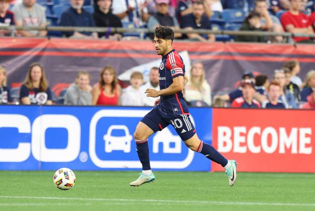 June 15, 2024; Foxborough, MA, USA; New England Revolution midfielder Carles Gil (10) in action during the MLS, Fussball Herren, USA match between Vancouver Whitecaps FC and New England Revolution. CSM Foxborough United States - ZUMAc04_ 20240615_zma_c04_238 Copyright: xAnthonyxNesmithx