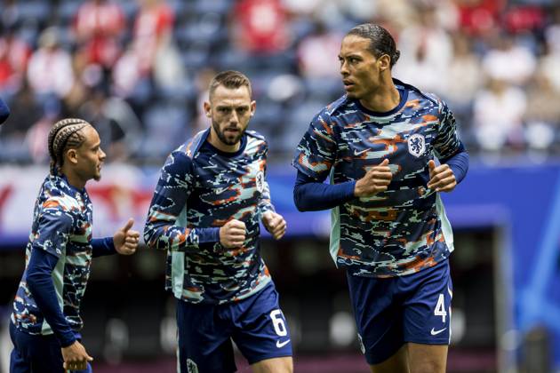 Poland v Netherlands, UEFA EURO, EM, Europameisterschaft,Fussball 2024, Hamburg, Germany Hamburg, Germany. 16th, June 2024. Virgil van Dijk (4) of the Netherlands is warming up before the UEFA Euro 2024 match in Group D between Poland and the Netherlands at Volksparkstadion in Hamburg. Hamburg Germany Copyright: xGonzalesxPhoto LassexLagonix