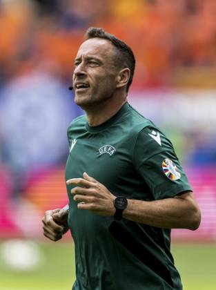Poland v Netherlands, UEFA EURO, EM, Europameisterschaft,Fussball 2024, Hamburg, Germany Hamburg, Germany. 16th, June 2024. Referee Artur Dias is warming up before the UEFA Euro 2024 match in Group D between Poland and the Netherlands at Volksparkstadion in Hamburg. Hamburg Germany Copyright: xGonzalesxPhoto LassexLagonix